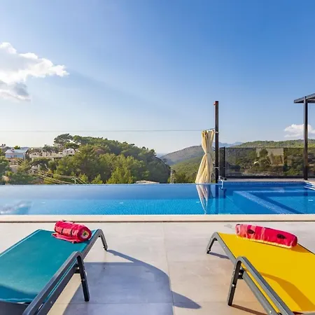Villa Akbel 2 Bedroom 8199 *