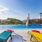 Villa Akbel 2 Bedroom 8199 *